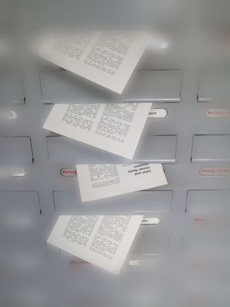 Das Bild zeigt mehrere Briefkästen bestückt mit Flyern 